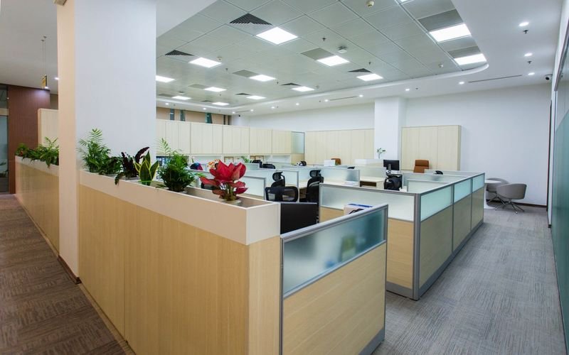 Andar corporativo com sistema de climatização embutido no forro