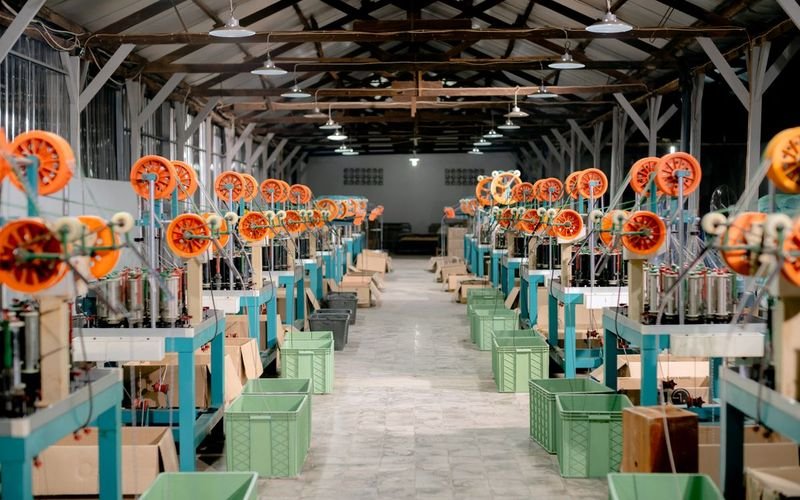 Interior de planta industrial em operação