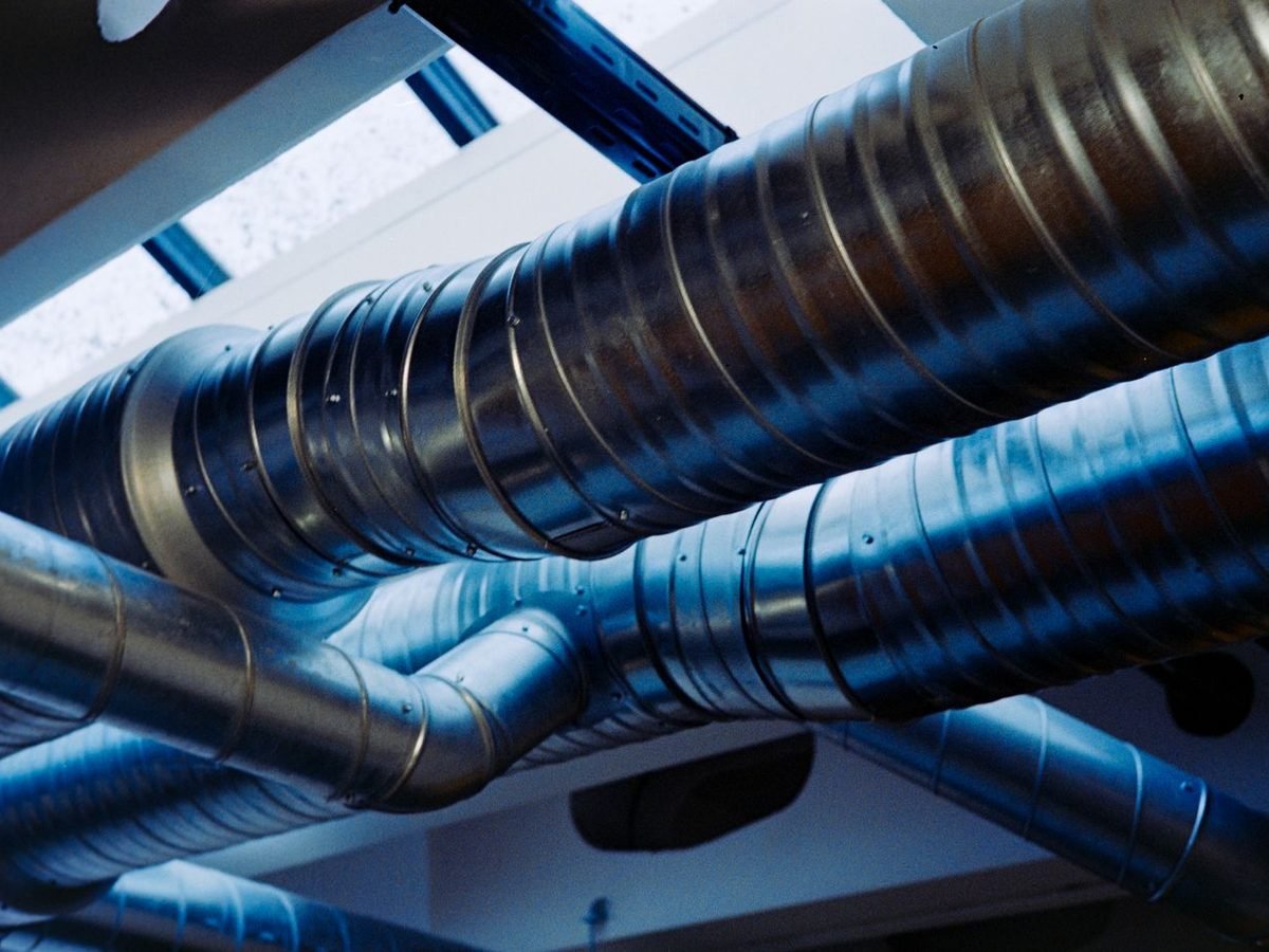 Rede de dutos de ventilação e climatização instalada em forro técnico