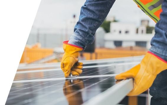 Limpeza e manutenção de painéis solares fotovoltaicos