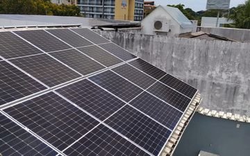 Painéis solares fotovoltaicos instalados em laje